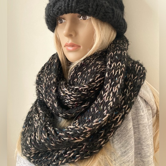 Acrylic Black knit scarf - Picture 3 of 5